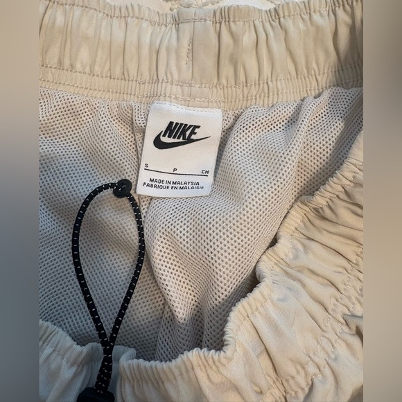 Nike Women’s Cargo Pants - Picture 3 of 4